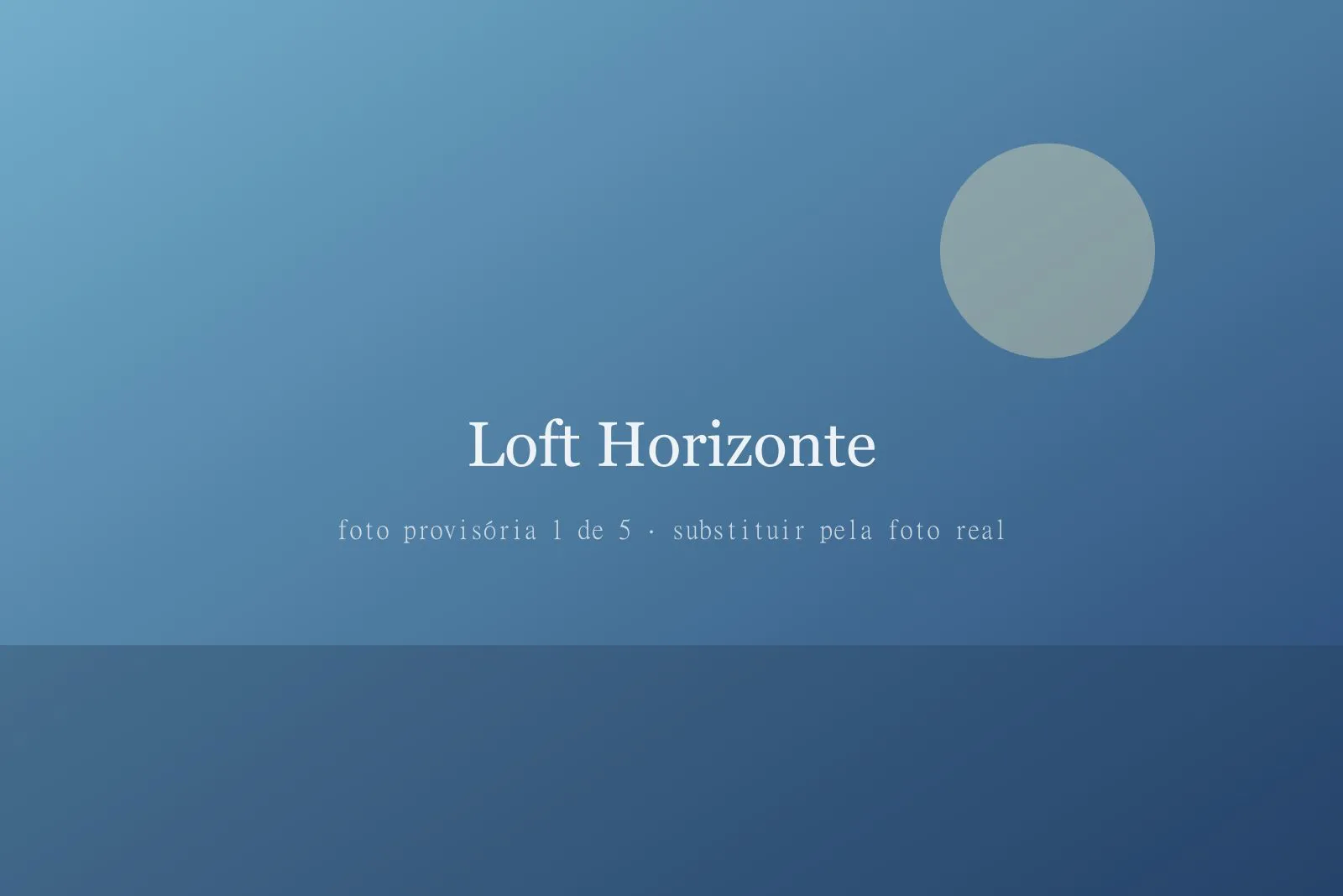 Loft Horizonte com a cama de casal de frente para a janela e o mar da Praia do Santinho ao fundo
