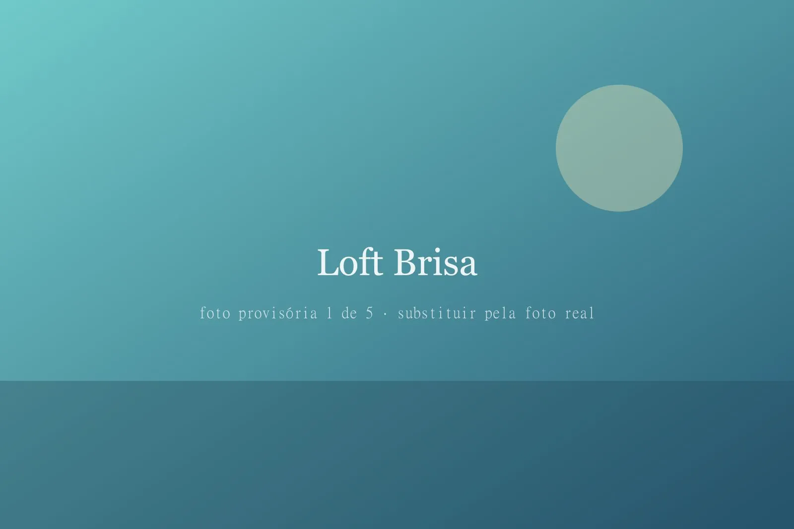 Loft Brisa com cama de casal arrumada e janela com vista para o mar