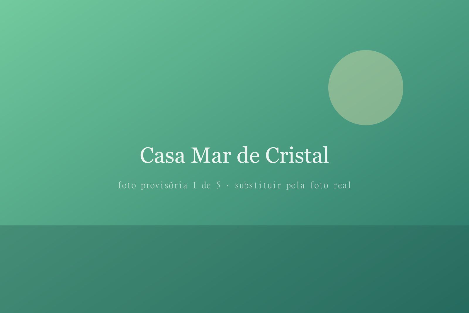 Fachada da Casa Mar de Cristal com piscina em primeiro plano e jardim