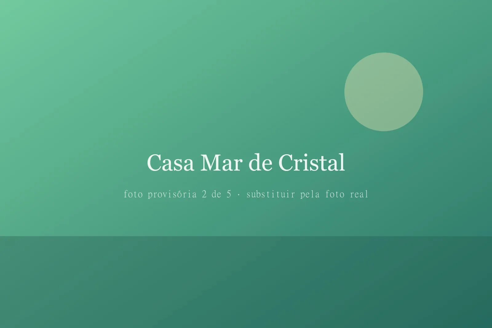 Área da churrasqueira da Casa Mar de Cristal com mesa grande para o grupo