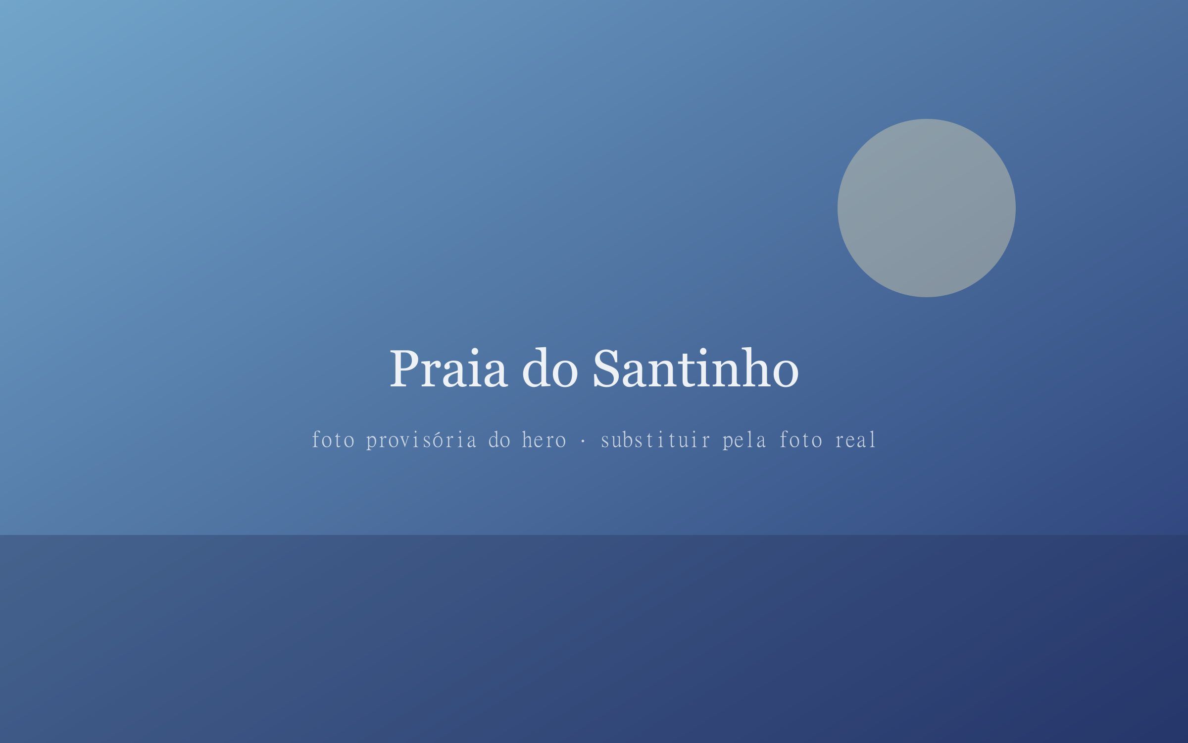 Praia do Santinho vista da pousada, com o mar aberto e o morro ao fundo